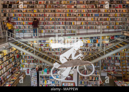 Ler Devagar book shop in LxFactory, Lisbona, Portogallo Foto Stock