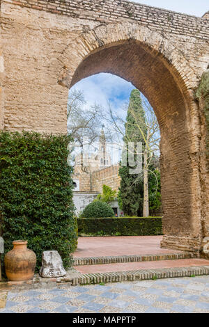 Real Alcázar un moresco Palazzo Reale di Siviglia (Reales Alcázares de Sevilla) Vista della cattedrale di Siviglia Giralda torre campanaria di Siviglia, Adalusia, Spagna Foto Stock