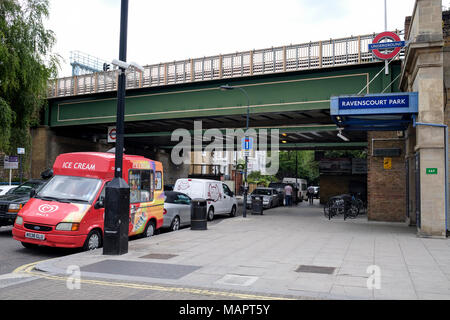 Stazione di Ravenscourt Park, bridge, segno della metropolitana, London Borough di Hammersmith, Londra, Regno Unito. Foto Stock