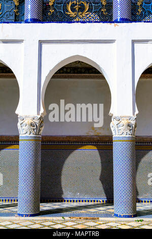 Dettaglio dell'architettura orientale di un palazzo Marocchino, con la tecnica keyhole archi, colonne e piastrelle a mosaico sulla parete, Palais El Mokri, Fes, Marocco Foto Stock