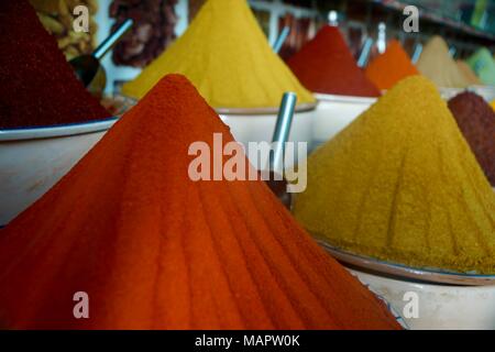 Coni di spezie in vendita a Houmt El Souk a Djerba Foto Stock