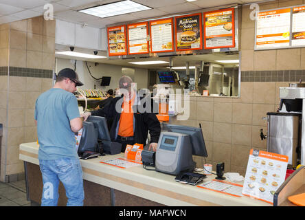 Uomo di acquistare un whataburger, interni di un Whataburger burger store, Austin, Texas USA Foto Stock