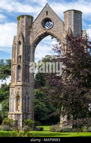 La massiccia finestra orientale del priorato di Walsingham le rovine dell'Abbazia, Norfolk, Inghilterra Foto Stock