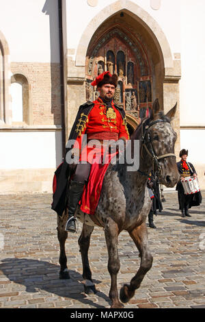 Croazia Zagabria, 1 ottobre 2017: il cambio della guardia. Cavaliere membro della Cravat reggimento di fronte alla chiesa di San Marco, Zagabria Foto Stock
