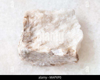 Le riprese in modalità macro di minerali naturali di pietra - Tamerlane  pietra (quarzo ametista) gemma dal Tagikistan isolato su bianco backgroun  Foto stock - Alamy