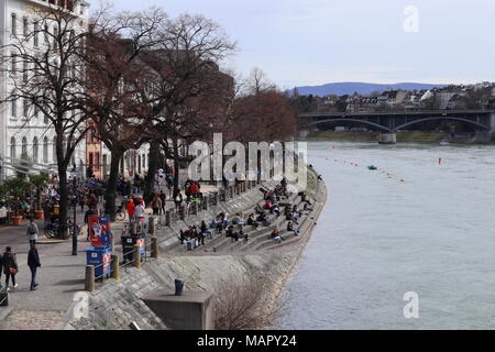Riverbank di Kleinbasel, gente camminare sul lungomare e seduti sui gradini, Reno, Basilea, Svizzera Foto Stock