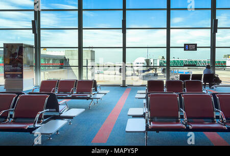 Buenos Aires, Argentina - Marzo 23th, 2018: cancelli d'imbarco del terminale C del Ministro Pistarini International Airport con un piano e jetways Foto Stock