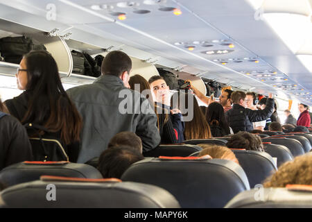 Roma, Italia - 24 Marzo 2018: passeggeri in piedi tenendo il loro bagaglio a mano e in attesa di porte da aprire a bordo di un airbus di Alitalia. Foto Stock