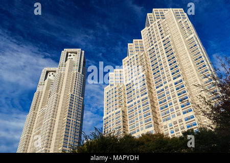 Governo Metropolitano di Tokyo Edifici n. 1 e n. 2, sa come Tocho, costruito nel 1990 nel quartiere di Shinjuku e disegnato dal famoso architetto giapponese Ken Foto Stock