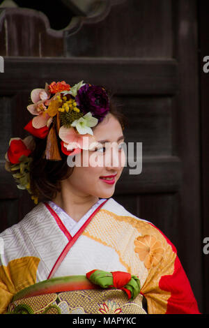 Donna Giapponese vestita in kimono tradizionali, Kyoto, Giappone, Asia Foto Stock