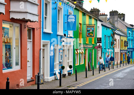 Dipinto luminosamente facciate dei negozi, Dingle, penisola di Dingle, Wild Atlantic modo, County Kerry, Munster, Repubblica di Irlanda, Europa Foto Stock