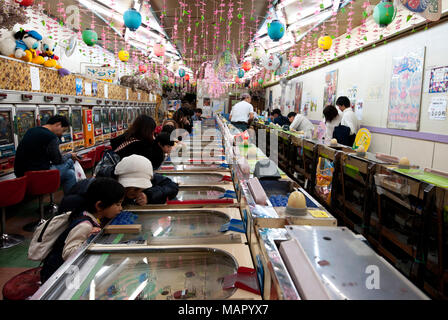 Un pachinko parlor con pacuislos (slot machines) sulle pareti, Machiye, Tokyo, Giappone, Asia Foto Stock