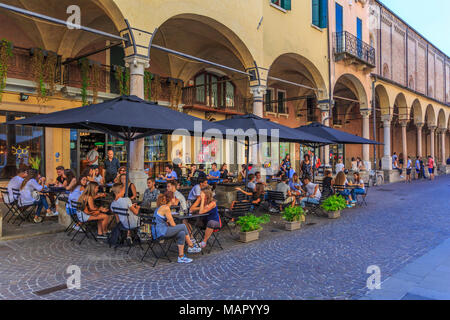 Vista di color pastello architettura, pedoni e caffè sulla strada di ciottoli di Via Roma, Padova, Veneto, Italia, Europa Foto Stock