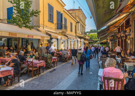 Vista di ristoranti e caffetterie su Mitropleos durante il tardo pomeriggio, Atene, Grecia, Europa Foto Stock