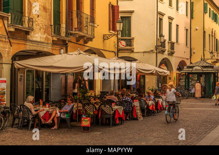 Vista del ciclista, pedoni e caffè sulla strada di ciottoli di Via Roma, Padova, Veneto, Italia, Europa Foto Stock