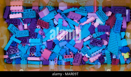 Russo, 04 aprile 2018. Costruttore bianco Lego Classic. Set di cubi colorati di lego in una scatola in bulk Foto Stock