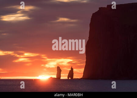 Scogliere di Risin og Kellingin presso sunrise visto da Tjornuvik, Streymoy Isola, Isole Faerøer, Danimarca, Europa Foto Stock