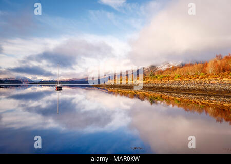 Le acque ancora di Loch Leven vicino a Ballachulish su un inverno di mattina, Glencoe, Highlands, Scotland, Regno Unito, Europa Foto Stock