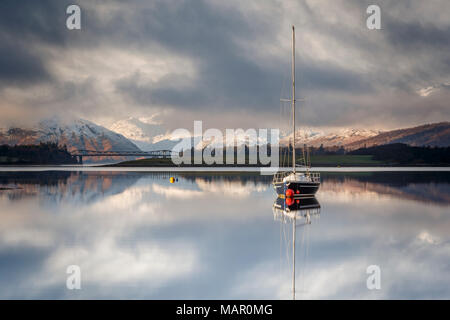 Le acque ancora di Loch Leven vicino a Ballachulish su un inverno mattina, Glencoe, Highlands, Scotland, Regno Unito, Europa Foto Stock