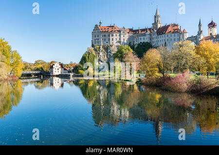Sigmaringen Castle riflessa nel fiume Danubio, Sigmaringen, Baden-Württemberg, Germania, Europa Foto Stock