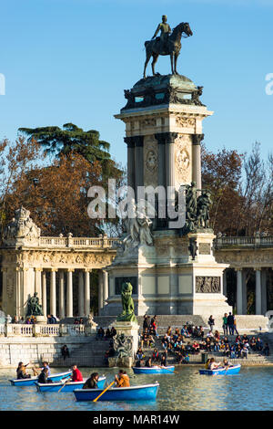 Il re Alfonso XII Memorial, Estanque Lake, il Parco del Retiro di Madrid, Spagna, Europa Foto Stock