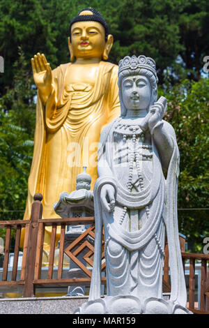 Statue al tempio buddista in Busan, Corea del Sud, Asia Foto Stock