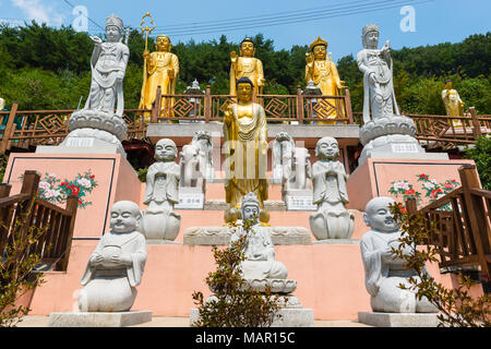 Statue al tempio buddista in Busan, Corea del Sud, Asia Foto Stock