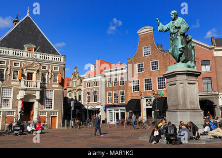 Statua di Laurens Janszoon Coster, Grote Markt (piazza centrale), Haarlem, Paesi Bassi, Europa Foto Stock