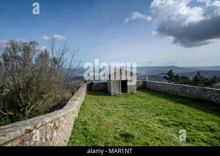 Montecatini Val di Cecina è un comune della provincia di Pisa in Toscana, Italia - il vecchio cimitero monumentale Foto Stock