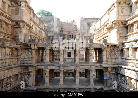 Riccamente intagliato del secolo XI dinastia Chaulukya Rani ki Vav stepwell, Sito Patrimonio Mondiale dell'UNESCO, Patan, Gujarat, India, Asia Foto Stock