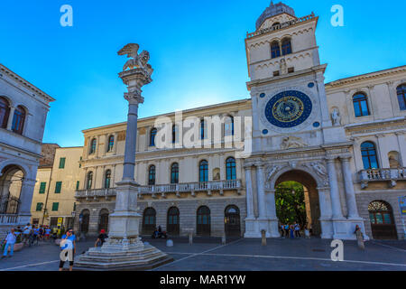 Clocktower dell Ufficio demografico e Anagrafe (Palazzo del Capitano) in Piazza dei Signori, Padova, Veneto, Italia, Europa Foto Stock