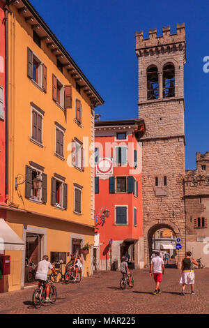 Vista della Porta di San Michele in Piazza Cavour, Riva del Garda Lago di Garda, Trentino Laghi Italiani, l'Italia, Europa Foto Stock