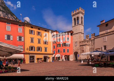 Vista della Porta di San Michele in Piazza Cavour, Riva del Garda Lago di Garda, Trentino Laghi Italiani, l'Italia, Europa Foto Stock