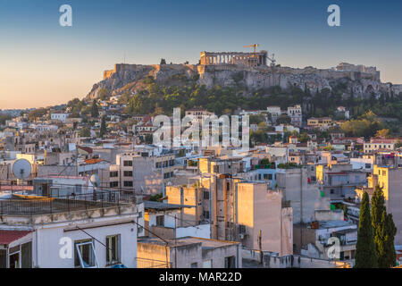 Elavated vista sull'Acropoli all'alba dal quartiere di Monastiraki, Atene, Grecia, Europa Foto Stock