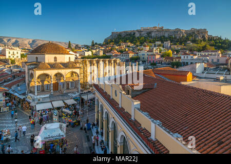 Vista in elevazione della Piazza Monastiraki con l'acropoli visibile in background durante il tardo pomeriggio, quartiere di Monastiraki, Atene, Grecia, Europa Foto Stock