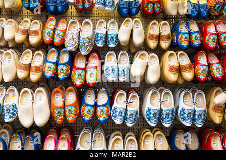 Zoccoli per vendita in Bloemenmarkt, Amsterdam, Paesi Bassi, Europa Foto Stock