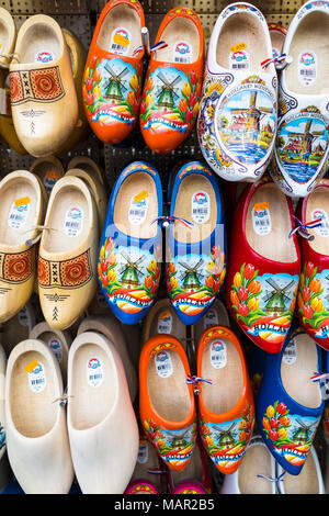 Zoccoli per vendita in Bloemenmarkt, Amsterdam, Paesi Bassi, Europa Foto Stock