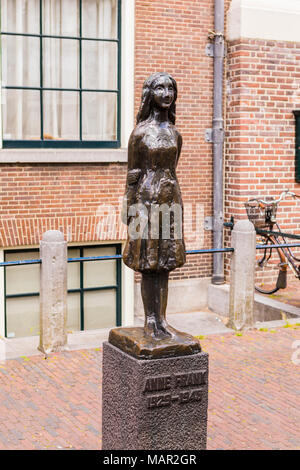 Statua di Anne Frank al di fuori di Westerkerk, Amsterdam, Paesi Bassi, Europa
