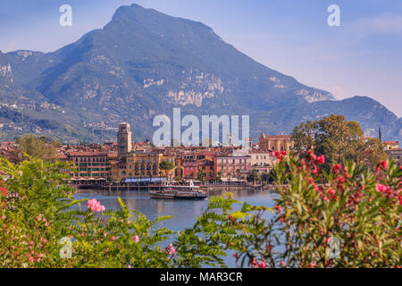 Vista in elevazione che si affaccia sul porto di Riva del Garda sul Lago di Garda, Trentino Laghi Italiani, l'Italia, Europa Foto Stock