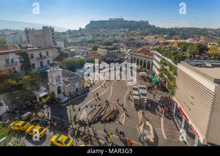 Vista in elevazione del taxi, acquirenti e chiesa Greco Ortodossa in Piazza Monastiraki, Acropolis visibile in background, quartiere di Monastiraki, Atene, greco Foto Stock