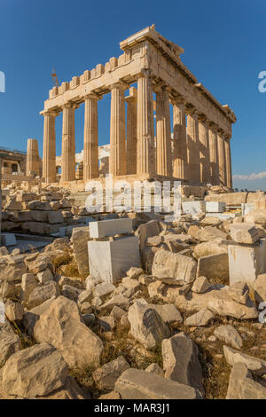 Vista del Partenone durante il tardo pomeriggio di sole, l'Acropoli, il Sito Patrimonio Mondiale dell'UNESCO, Atene, Grecia, Europa Foto Stock