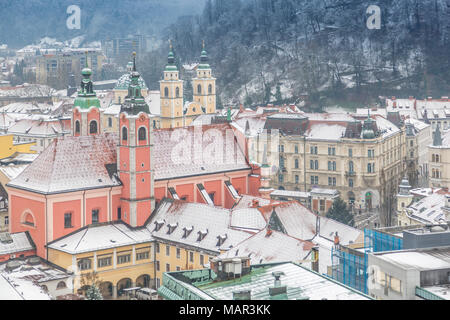 Vista della coperta di neve chiesa francescana dell'Annunciazione del grattacielo, Lubiana, Slovenia, Europa Foto Stock