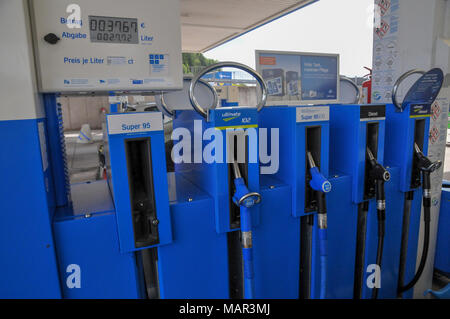 Stazione di benzina auto è rifornito con super senza piombo 95 benzina. Fotografato in Germania Foto Stock