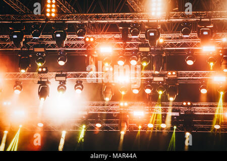 Foto del concerto brillante illuminazione sul palco Foto Stock