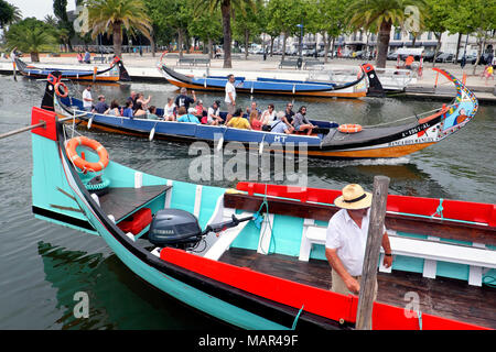 I turisti su una barca moliceiro canal trip, Aveiro, Centro regione, Portogallo Foto Stock