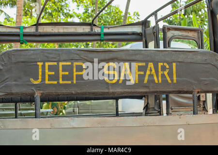 Parcheggiate jeep safari nel parco nazionale Yala, Sri Lanka, Sud della provincia, Asia Foto Stock