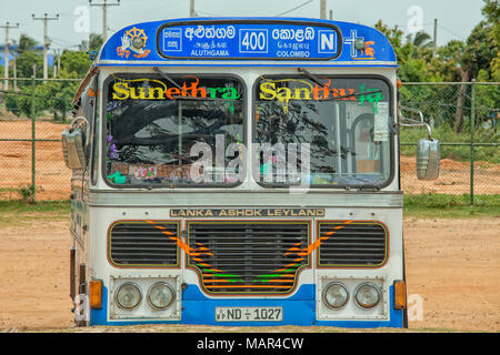 TRINCOMALEE, SRI LANKA - Agosto 22, 2013: Lanka Ashok Leyland bus sulla strada dello Sri Lanka. Lanka Ashok Leyland è Joint venture con Ashok Leyland, se Foto Stock