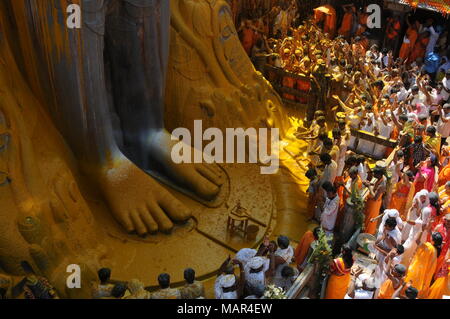 Mahamastakabhisheka festival - l'unzione del Bahubali Gommateshwara statua si trova a Shravanabelagola in Karnataka, India. Si tratta di un importante Foto Stock