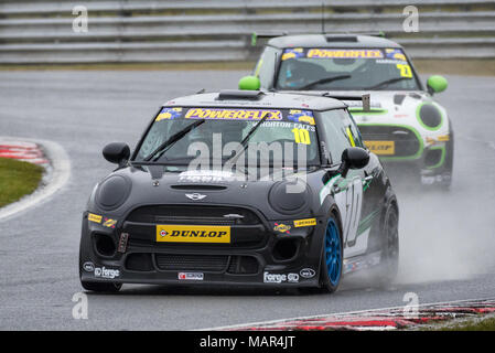 Ant Whorton-Eales conduce Nathan Harrison in gara 1 del Mini sfida campionato JCW ad Oulton Park nel Cheshire Regno Unito Foto Stock