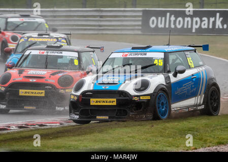 Gara 1 del Mini sfida campionato JCW ad Oulton Park nel Cheshire Regno Unito Foto Stock